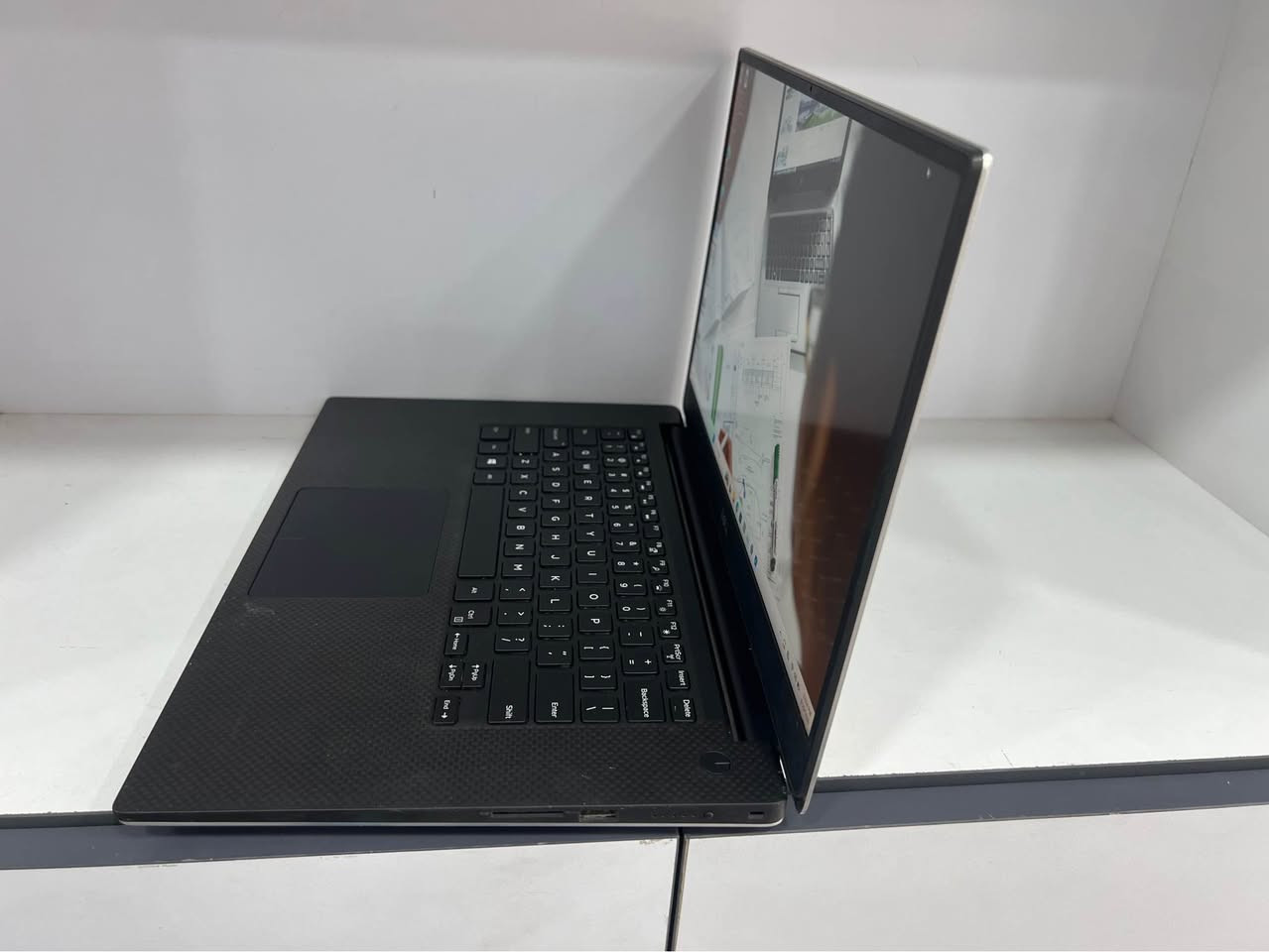 تريد لابتوب هندسة او تصميم او مونتاج ؟ حتى العاب يشغل؟
Dell precision 5540 
 core i7 جيل تاسع
فئة H عالية الاداء
رام 16GB DDR4 قابل للتطوير
ssd nvme 512  الهارد قابل للتطوير

كارت شاشة خارجي Nividia quadro T1000 4GB

شاشة 15.6 FHD بدقة والوان واقعية 

بطارية ضمان ساعتين الى 4 ساعات تشغيل مستمر

نظافة عالية موضحة بالصور ، راسلنا نصورلك ڤيديو لأي شي تريده

***********
اي لابتوب بالك اكدر اوفره راسلني وتدلل

السعر 580 الف مكاني اربيل شارع سلطان مظفر - قرب المحافظة (مكتب ) 
ضمان شهر كامل على القطعة هارد وير وسوفت وير مع وصل ضمان
توصيل متوفر لكلّ المحافظات مجاني بغداد, العراق
