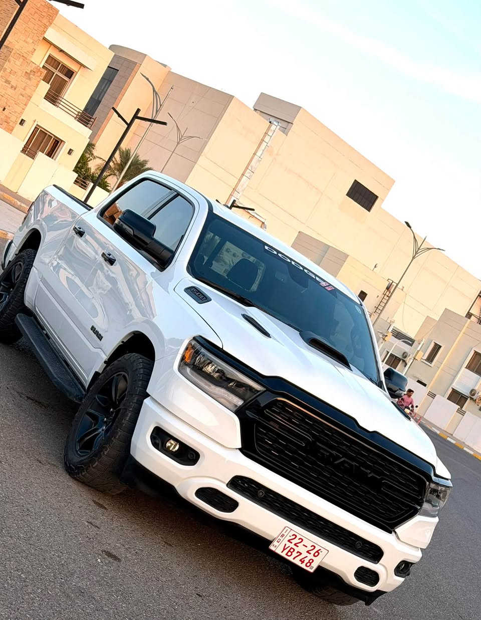 رام بيك هورن • V8 ٥٧٠٠ • شاشة تيسلا