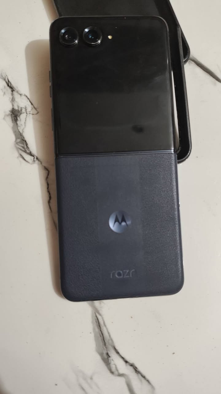 هاتف Motorola Razr 50 Ultra هو هاتف قابل للطي  الشاشة الداخلية: من نوع LTPO AMOLED بحجم 6.9 بوصة، بدقة FHD+، وبمعدل تحديث عالٍ يبلغ 165 هرتز.المعالج: كوالكوم [Snapdragon 8s Gen 3] ثماني النواة.الذاكرة والرام: مساحة تخزين داخلية 256 رام12الكاميرات الخلفية: مزدوجة بدقة 50 + 50 ميجابكسل.الكاميرا الأمامية: بدقة 32 ميجابكسل. تفاصيل اكثر  تعال وتساب سعره مناسب  (مراوس او بيع)
