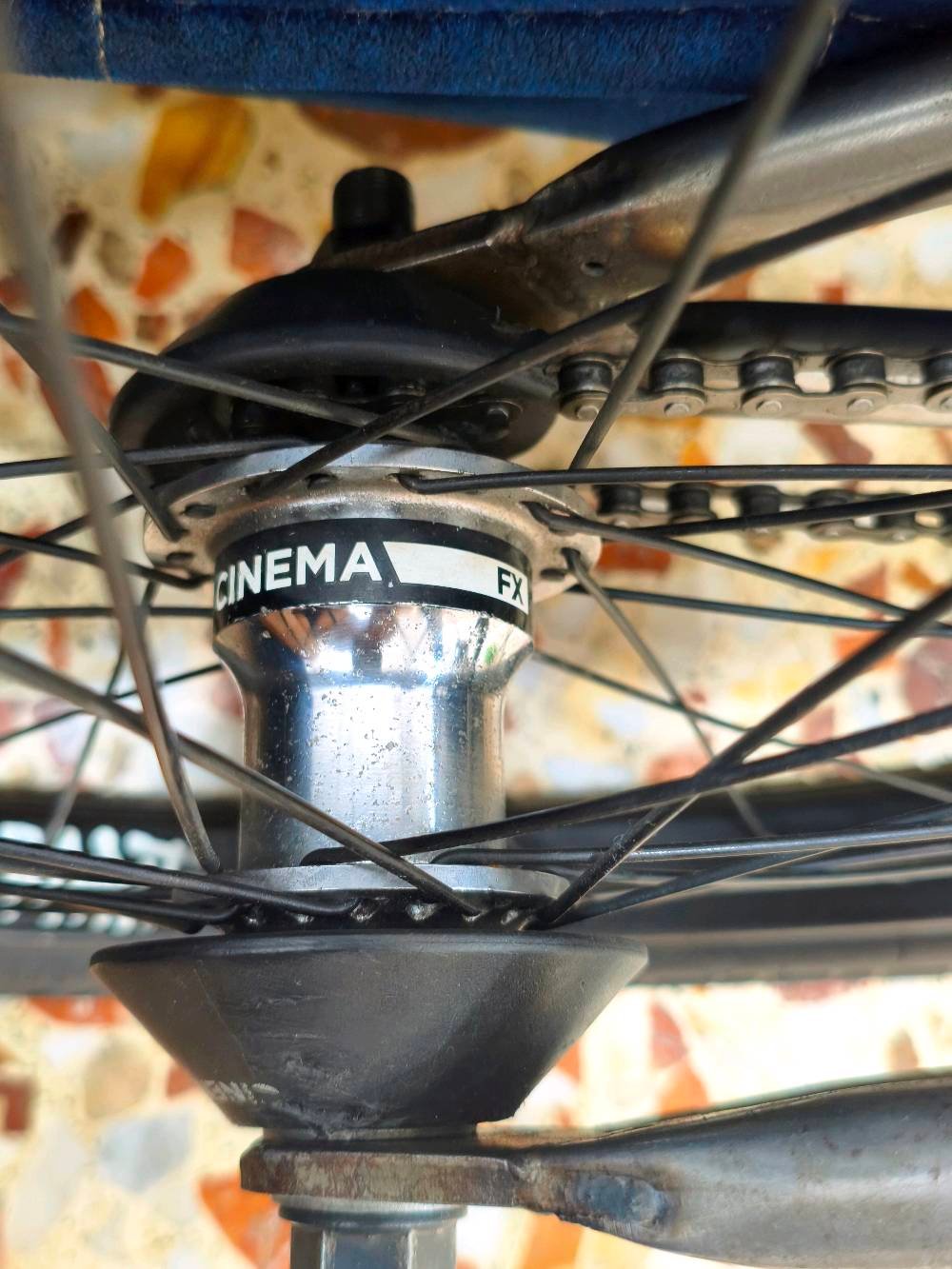 السلام عليكم ⚡ BMX Subrosa XL Custom (براندات أصلية + نظافة وإدامة فول)
تجميع احترافي مخدوم بالكامل حديثاً، مشدود على السن وجاهز للركوب والتدريب مباشرة بدون ما تصرف عليه أي دينار.
🛠️ المواصفات والقطع:
الفريم (Frame): Subrosa Tiro XL (مقاس 21 XL مرغوب ومريح جداً) - مظهر Raw معدن شفاف.
الستم (الرقبة - Stem): Animal احترافي.
المسنن (Sprocket): قياس 25 سن (25T) ألومنيوم مخروط بتقنية CNC عالية الدقة.
الكرنك والدواسات (البيدلات - Crank & Pedals): كرنك محكم مع بدلات ماركة LM.
الإطارات والرّمات (Tires & Rims): طقم Rant قوي.
السرج والقفل (Seat & Clamp): سرج Colony مع قفل Shadow أصلي.
الشوكة (Fork): Subrosa أصلية.
الستيرن (Handlebar): نوعية ممتازة ومريحة  كروم (تم وضعها هنا لأن الماركة غير محددة).

⚙️ خيارات البطيخات (الهبات):
الدراجة متوفرة بسيتين حسب رغبة الشراي:
السيت التوب (Pro FX Freecoaster):
بطيخة خلفية Cinema FX Freecoaster (نظيفة جداً وتمت إدامتها حديثاً) مع أغطية حماية أصلية (Hub Guards).
ضمان معايرة وإمكانية ضبط الـ Slack من ربع فرة إلى نص فرة حسب رغبة اللاعب وأسلوب ركوبه.
بطيخة أمامية Animal (محامل مقفولة Full Sealed Bearings).

السيت الأصلي (Standard Rant):
بطيخة خلفية Rant (بولبرن Sealed) + بطيخة أمامية أصلية (صجم موشمات).

🔄 البيع والمراوس:
💰 السعر: يختلف حسب السيت المطلوب (السعر والتفاصيل على الخاص للجادين والفاهمين بالقطع).

🔁 المراوس: متوفر خيار المراوس بسيت احترافي أو فريم احترافي فئة عالية (High-End) فقط.. نزل عرضك وصورك بالخاص.
📍 المكان: بغداد
📞 للتواصل: [ خاص او وتساب *********** ] تحياتي للجميع.