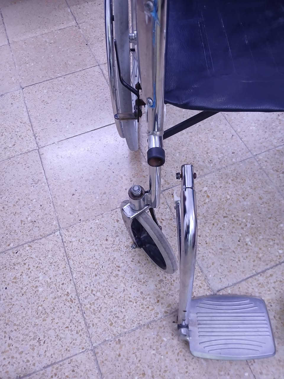 كرسي مستعمل نظيف دوسات متحركه قياس المقعد٥٠ سم التواصل وات ساب ***********
