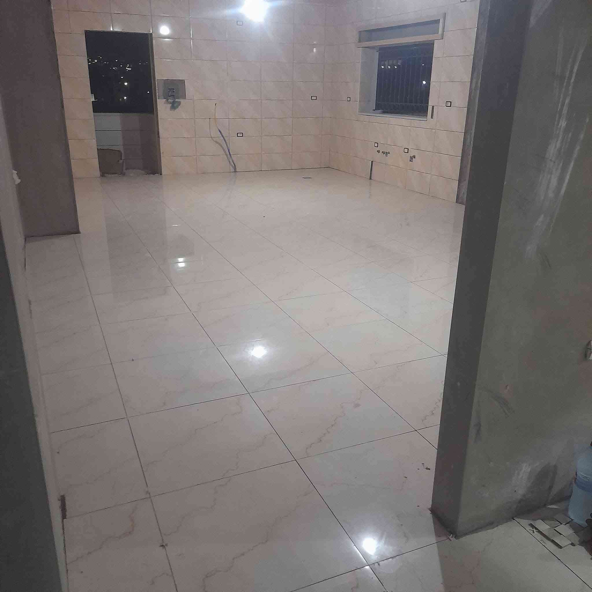 خلفه سيراميك وبورسلين متفرغ *********** وشرط شغل هندسي درجه اولى
