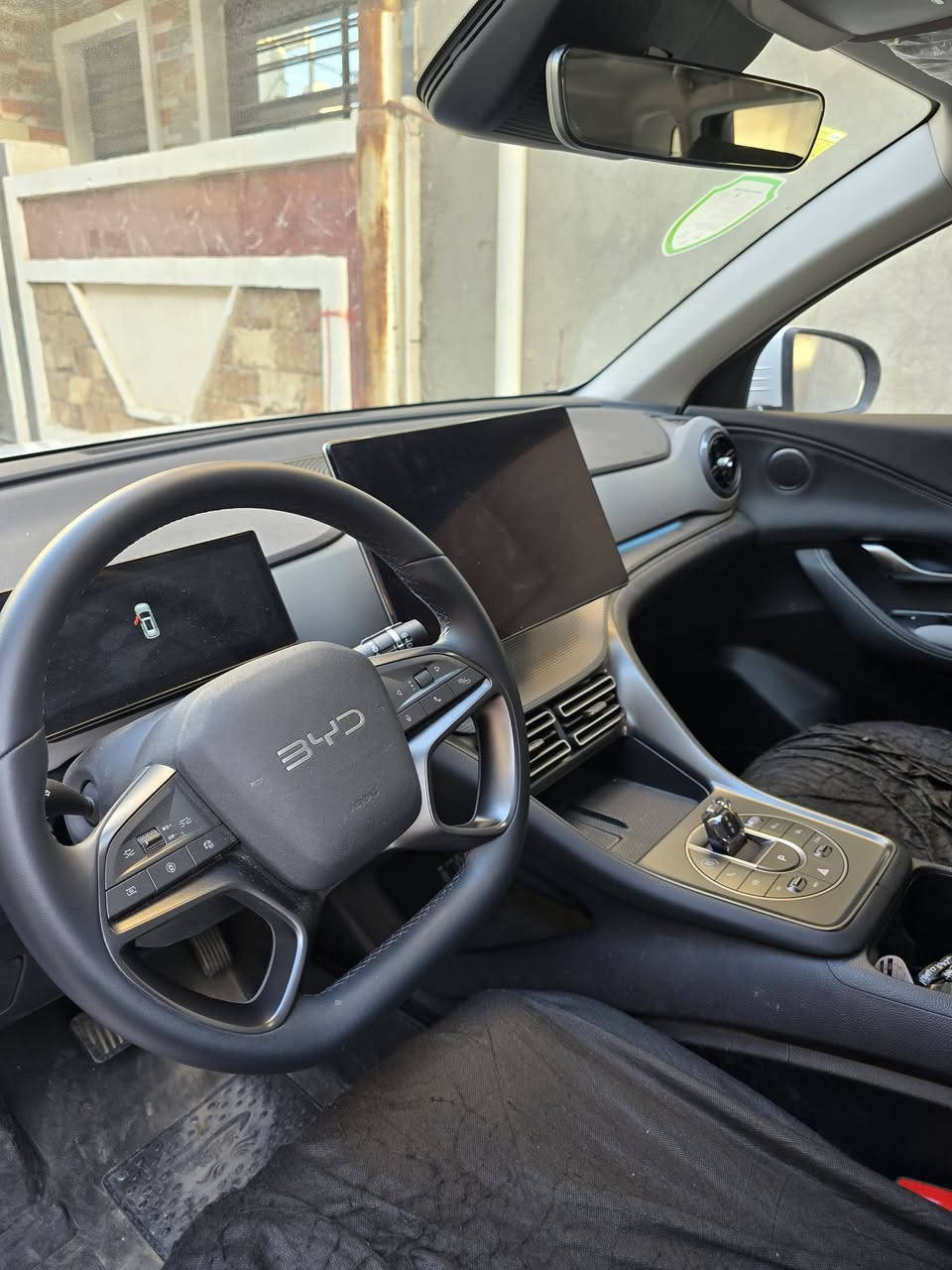 BYD Sealion 05 DM-i 2024
بي واي دي سيلايون 05 زيرو على كد الترقيم موديل ٢٠٢٤ باسمي تحويل ثاني يوم بلكن هايبرد   فول مواصفات بانوراما كشنات جلد وكهرباء وايضا الكشنات تدفئه وتبريد جنطه كهرباء مري شفط كامره تصوير اثناء القياده وكامره ايضا ٣٦٠ درجه وكامرات بالمري الجانبيه ويل كبير حساسات امامي خلفي مانع تصادم اسطفاف الي تحكمات استيرن كامل كروز سرعه وتحديد مسار شاشه كبيره وقلابه وايضا نزلت جميع البرامج عليها على حسابي لان هيه تجي باللغه الصينيه وسويتلها حمايه للشاشه منفذين للشحن لايت لد خلفي وامامي وبعد كثير من المواصفات وماشيه ٦٠٠٠ الاف
العنوان/ بغداد
السعر / ٢٨ مليون
الرقم/***********
⚙️ المحرك والنظام

🔹 محرك 1.5 لتر بنزين + محرك كهربائي
🔹 نظام DM-i Hybrid الذكي
🔹 ناقل حركة E-CVT سلس واقتصادي
🔹 مدى كهربائي يوصل تقريباً 75 كم 🔋
🔹 مدى إجمالي أكثر من 1200 كم (بنزين + كهرباء)

📐 الحجم والمساحة

✔️ سيارة SUV عملية بمساحة مريحة للعائلة
✔️ ثبات عالي وقيادة ناعمة داخل المدينة والطريق السريع

🛋️ الداخل والتجهيزات

✨ شاشة وسطية كبيرة دوّارة
✨ عدادات رقمية
✨ تشغيل بصمة
✨ كاميرات 360 درجة
✨ أنظمة أمان ومساعدة قيادة حديثة
✨ تكييف أوتوماتيك وراحة كاملة للركاب
