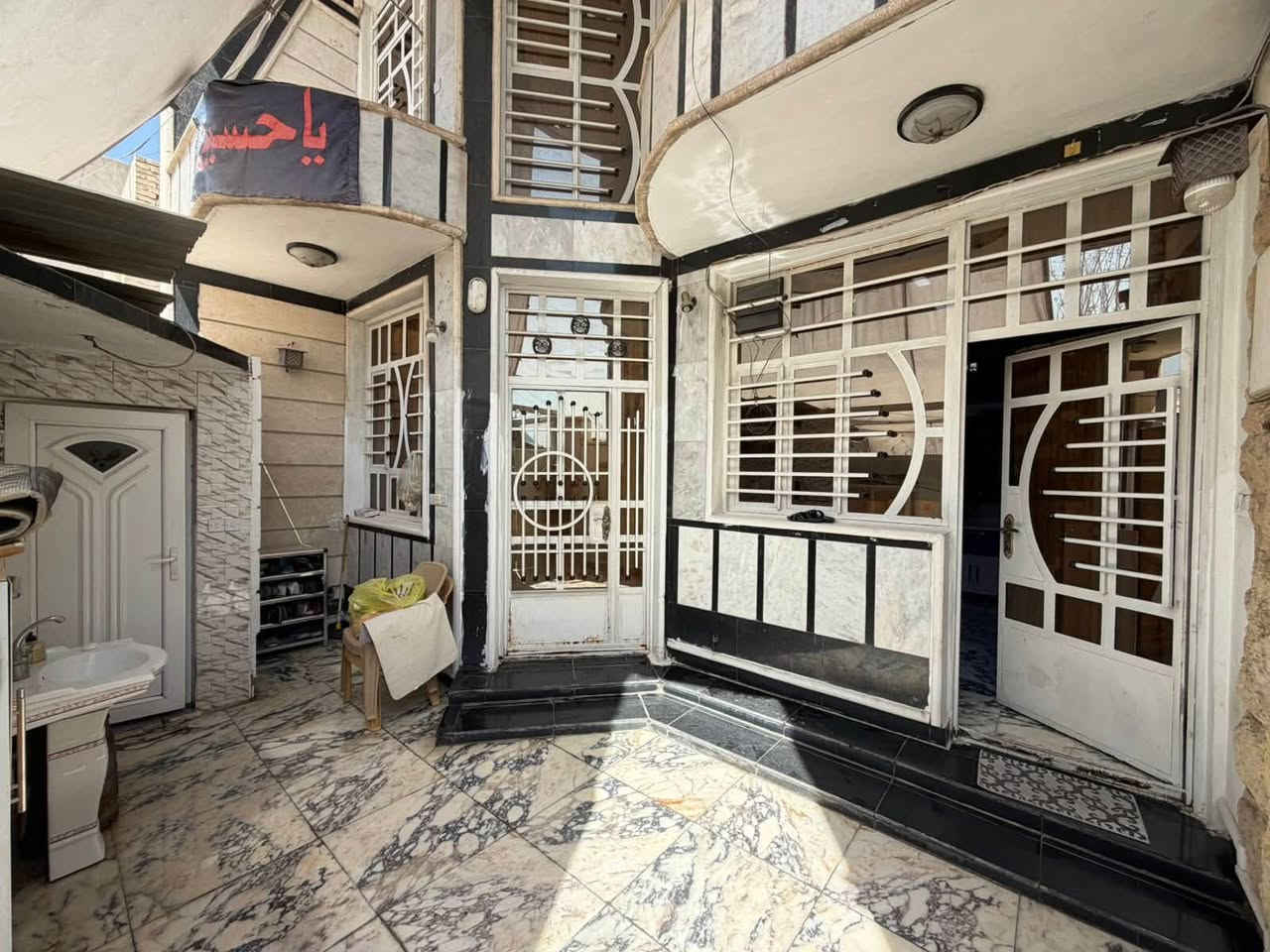السلام عليكم دار للبيع التفاصيل كافه تحت👇 
🌟دار للبيع في شارع فلسطين محلة 503 حي النيل✅
📍موقع الدار خلف مول النخيل شارع جداً عريض مربع هادئ قريب الشارع العام 
المساحة الكلية /135 متر 
الواجهة / 6.75 سبعة الا ربع 
النزال / 20 متر 
الدار مدخلين ويحتوي على :
1-الطابق الارضي
-استقبال خطار ( المدخل الأول)
- مطبخ بارد (المدخل الثاني)
-صالة معيشة
-غرفة نوم
-خدمات خارجية وداخلية
-منور وسطي وخلفي 
2-الطابق الاول
-ثلاث غرف نوم 
-خدمات لكل الطابق 
-حولي داخلي واسع 
3-الطابق الثاني
-بيوتنة
-سطح امامي وخلفي 
ارضيات الدار مرمر والواجهة حجر سنة البناء 2013 
للأستفسار اكثر الاتصال على الرقم *********** حسين دليل عقارات شارع فلسطين 🤍
او زيارة موقع المكتب شارع فلسطين قرب مصرف الرافدين سكن للعقار 🤍
