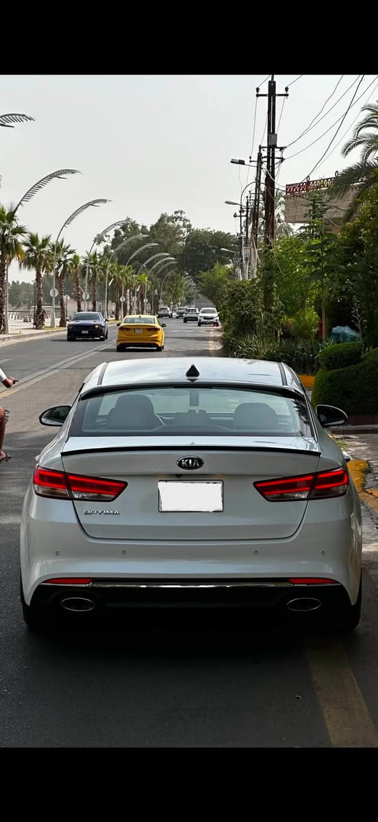 🔥 للبيع Kia Optima 2018 🔥

✅ موديل 2018
✅ ماشية 93 ألف كم فقط
✅ وارد خليجي
✅ بدون قطرة صبغ
✅ رقم بغداد باسمي وجاهزة للتحويل

المواصفات:
✔️ محرك 2400 سي سي
✔️ فئة نص فول
✔️ تشغيل بصمة مع بصمة ابواب
✔️ نظام ترحيب عند الاقتراب
✔️ مري شفط
✔️ شاشة لمس
✔️ كاميرا خلفية داخل الشاشة
✔️ حساسات أمامية وخلفية
✔️ شفتات على الستيرن
✔️ ثلاث وضعيات قيادة: Eco / Sport / Normal
✔️ صندوق ذكي
✔️ لايتات وبك لايت LED
✔️ كشافات ثلجي
✔️ قطعتين تبريد
✔️ بردات بلادية
✔️المراية الوسطية تعتيم ذاتي

🔧 المحرك والگير مكفولين وما يحتاج أي صرف.

الملاحظات :
•  بارد بالجاملغ الأمامي جهة الراكب مع إصبع مجعون بدون صبغ.
•  جاملغ السائق بيه رصعة بدون تصليح.
•  كل التفاصيل موضحة بالصور.

💰 السعر: 180ورقة وقابل للتفاوض بالمعقول بعد المعاينة.

📍 الموقع: بغداد – الكاظمية

📞 للاستفسار الاتصال أو المراسلة على واتساب.
***********
