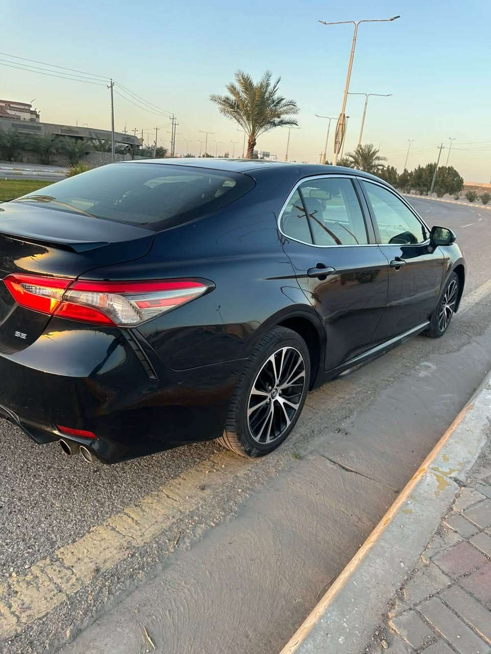 كامري 2018 رقم بغداد مواصفات se. قطعتين وبيها قطعه تكحيل وكم رصعه بل القماره مال حالوب ايرباكات سليمه وسياره جاهزه وبسمي غير متواجد على الفيس العنوان فلوجه حي الظباط ***********.   السعر 142 وبيها مجال صور الحادث بل المنشور
