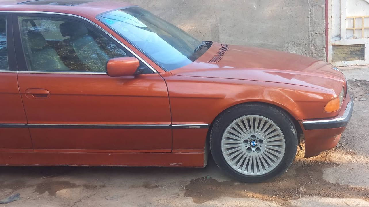 السلام عليكم سياره بي ام خفاش موديل 1995 حجم 730 V8 ويل باخرة تخم تاير فتحة سقف جنطة شفط غرفة جلد نضيفه  سعر 55$ورقه موبايل ***********

