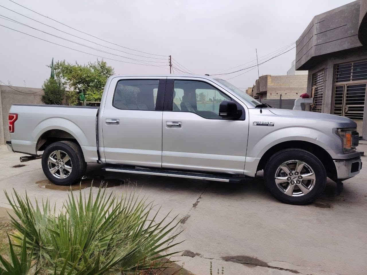لللبيع. او مراوس   Ford F-150
مديل 2018
حادث جاملغ خلفي ونص الباب الخلفي 
الفئة: XLT 

المحرك:سلندر . V6

الوقود: بنزين

الدفع: 4×2 خلفي (RWD)

الگير: أوتوماتيك 10 سرعات

باب طويل بدي قصير المرقوب 

الفرامل: ABS.

نظام الثبات

اربع انظما قياده

ايكو. طرق وعره.  سبورت

رادار امامي. حساسات خلفيه وكامره 

شاشه اندرويد

اطفاء ذاتي 

تدفئه كشنات

كراسي  تحكم كهرباء 

مرايات جانبيه مانع ضباب

شاشه تعرض الاعطال  

بعد  بيها هواي موصفات  

مكاني بغداد ورقم بغداد 

للأستفسار اكثر ومعرفه السعر انتصل ‏:‏‪***********‬‏
