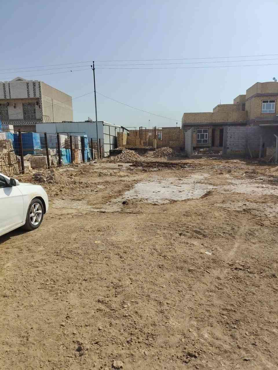 سلام عليكم هيكل للبيع حي الفرات تنزل ويه  سكة القطار تمشي مسافة 200متر ويه السكه يحتوي علئ غرفتين الغرف نظام سويت بيهن وصاله ومطبخ واستقبال صحيات خارجيه الاساس كونكريت مسلح بناء طابوك ومع الهيكل 12الف طابوكه خلف البيت 100متر ترك وامام البيت فضله 400متر  البناء الاساسي 200متر للاستفسار الاتصال علئ الرقم ***********

