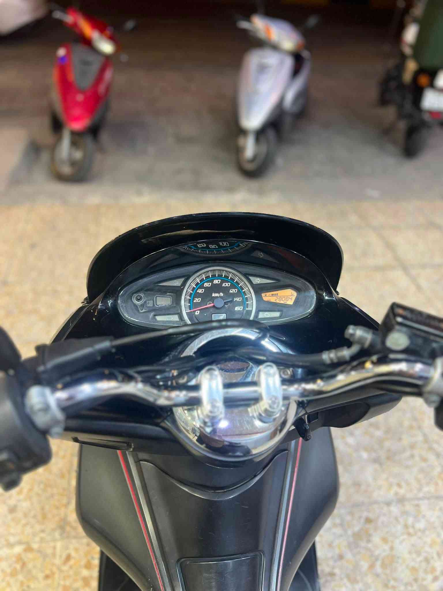 دراجه pcx  جيل اول مكينه  150
دراجه حته اوراق معرض موجوده ابو كيان بشارع الضلال 
ماشيه (28) الف 
  دراجة  كلها ابلاديه كفرات بلادي بلادي شرط النضافه دراجهة مال رمبه المديل 2016 ماخذها رمبه  يعني مو مال شارع دراجه 
حساس ازدحام سويجات ٢ الدراجه كفاله عامه الدراجه على ايدي شوفت عينك ياباني الاصليJF جديده مكاني 
بغداد  المنصور    السعر ١٤٥٠ وبيه مجال قليل 
اي استفسار 
***********
