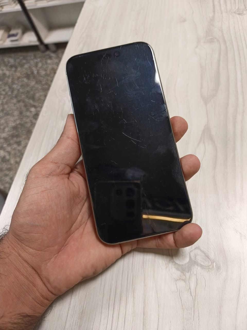 السلام عليكم
من رخصه الادمن 

ايفون 15pro max 
جهاز بلاد فقط شخوط بل شاشه موضحات بل منشور 

نموذج AAA/M

ذاكرة / 256 

بطاريه / 88

لون / تيتانيوم

المكان / البياع قرب تقاطع درويش 

***********

السعر / 900 قفل 🔐

نص مكتوب في الصور:
- 9:06
- حالة البطارية
- عادية
- تعمل بطارية iPhone هذه على النحو المتوقع. حول البطارية والضمان...
- الحد الأقصى للقدرة
- ٪۸۸
- هذا قياس لقدرة البطارية مقارنة بقدرتها عندما كانت جديدة. قد تتسبب القدرة المنخفضة بتقليل ساعات الاستخدام بين عملية الشحن والأخرى.
- عدد الدورات
- ۷۱۷
- هذا هو عدد مرات استهلاك iPhone لقدرة البطارية. معرفة المزيد...
- تاريخ التصنيع
- نيسان ٢٠٢٤
- أول استخدام
- أيلول ٢٠٢٤