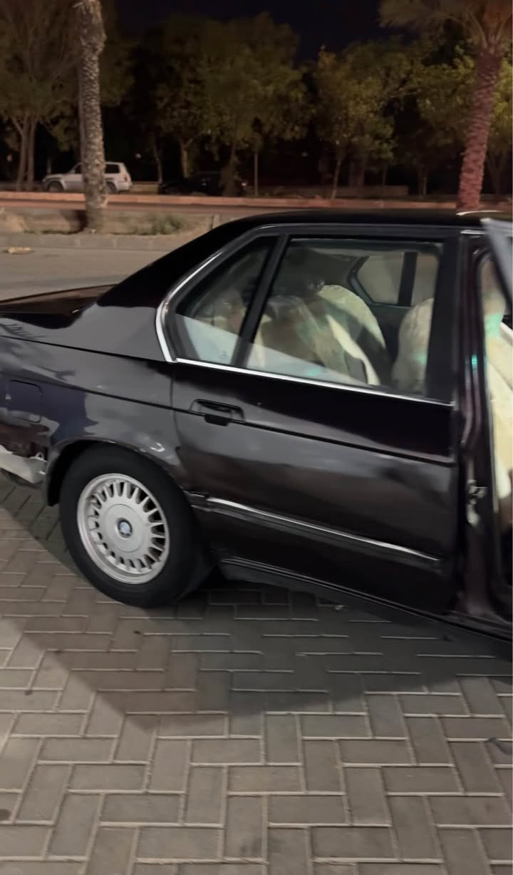 BMW series 7 ( 744Li ) 
مۆدێل : 1993 
گێڕ : تۆماتیک و عادی 
گێڕ مەکینە تەقەو ڕەقە بەشەرت 
دابڵ ، دیسک ، شلەمەنی مەزبووتە 
ناو زەردر و  کوشن بەرخە
فول فولە بەس تەلەفۆن و سەلاجە نییە  
چوار جام کارەبا و سڵاید 
هەیکەلی لارجە و دەبڵ جام 
پێش پان ، زینۆن نوێی بۆ دانراوە 
شوتەی سپۆڕت ، پانکە کارەبایی 
ساڵۆنسای سپۆڕت و ستۆکە بەرمەجەی نەدیوە 
سەماعە ، Aux , Carply 
بێ دەعم و لێدراو 
عامە لەسەر ساغی
مەکینەی 44 لۆک لۆکە 
لەڕوی قووەتەوە باسی مەکە 
وەک و مەسرف ( کۆمپرێسەر / دەعامی دواوە )
سەنەوی لەگەڵە بەشەرتی ماڵی 
مەدەنی و بێ کێشە و بێ سەر ئێشە 
لە ڕودا زۆر جوانە وەک لە ڕەسمەکە 
بۆ زانیاری زیاتر لە خوارەوە ژمارەی خاوەنی دا ئەنێم و پەیوەندی پێوە بکەن ماڵی دۆستە 
ڕەحمەتت لێبێ موشتەری نیت 
سەری خۆم و خۆشت مەئێشێنە و ڕێزم هەیە 

44$ گەڵاو مەجالێکی برایانە 
*********** السليمانية, العراق

نص مكتوب في الصور:
- 744 Li