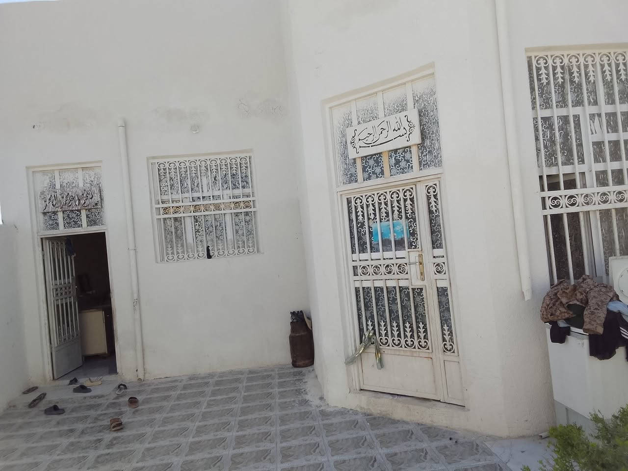 السلام عليكم بيت للبيع طابقين مساحه 200 طابو زراعي 25 يتكون من غرفتين صاله مطبخ استقبال البيت جاهز من لبخ بياض ارضيه من كلشي  الموقع طريق العويسات شارع البزل جاهز من كافة الخدمات السعر مناسب جدآ تواصل خاص او ***********
