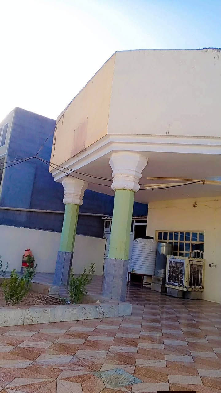 للبيع
بيت مساحته 250 متر طابو زراعي سند 25 
الموقع // ديالى بعقوبة تقاطع الساده حي العبور 
قرب مدرسه الضفر 

البيت طابقين 
كراجين ومدخلين للبيت 
الأول //كراج استقبال ومطبخ وصاله وثلاث غرف وصحيات 
الثاني // صاله وغرفه مسكفه سندويج 

السعر $

للاستفسار الاتصال بلرقم 
او مراسلتنا عبر الواتساب 
***********

للنشر يرجى مراسلتنا 🌷 #اكسبلور  #عقاراتي #اخبار #بيع #قطعة #بيت #عقارات
