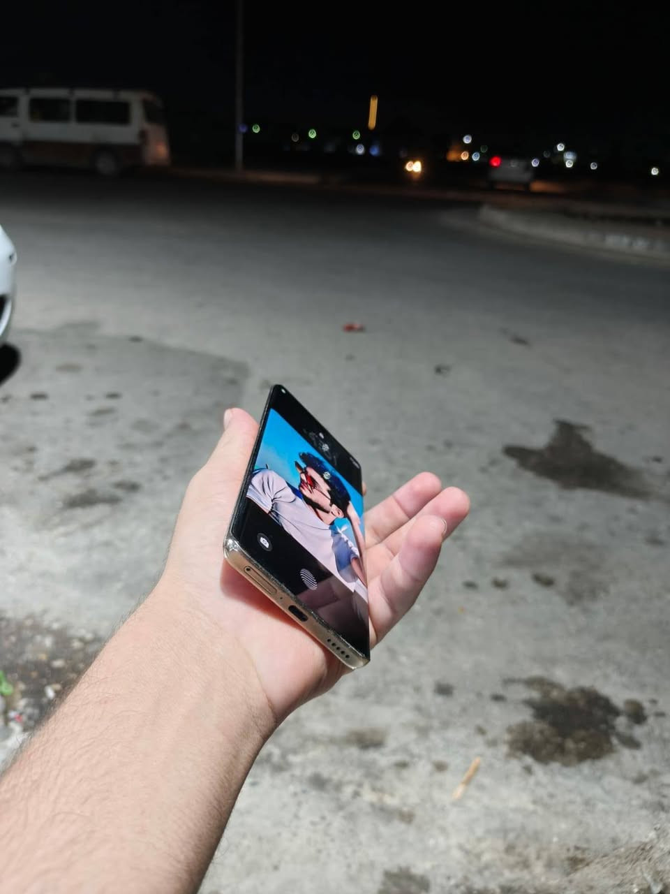 السلام عليكم.  Honor x9c
هونر اكس 9 سي 5g
جهاز غني عن التعريف
الكاميرا :خلفية بدقة 108 ميجابكسل
البطارية :سعة كبيرة تبلغ 6600 مللي أمبير
الشاحنه 66W + كيبل
ذاكرة 256  رام (8 +8=16)الجهاز شرط مو مفتوح 
الجهاز هيل نضيف السعر من الهير قفلو 350بدون معامله المو شراي لا يراسلني التواصل عل  رقم الهاتف كورك ***********اسيا ***********
