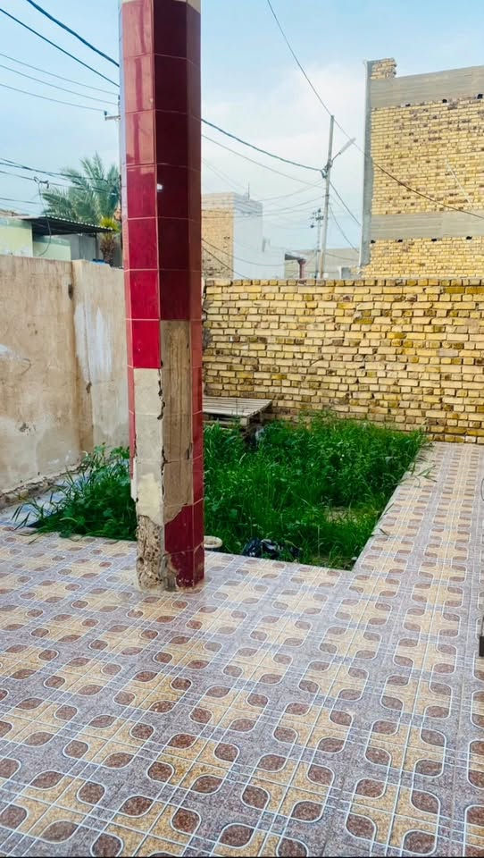 دار للبيع
طابق واحد المساحة 200 م الواجهة 10 النزال 20 

يحتوي على غرفتين نوم ومطبخ واستقبال وصاله وحديقه وكراج ودورات مياه ثلاث

علماً ان بناء الدار عكأدة

الجته مقابيل الاسكان قرب مرطبات ميلانو

للاستفسار ***********
