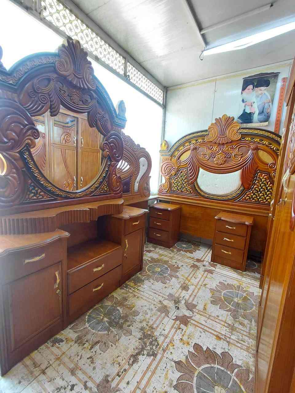 غرفه نوم ام السته طابقين داخل وخارج صاج ضهر جرجوبه وصاج  زاويه كنتوري خمسه ملم عنوانه كوت حي الجهاد شارع النجارين نجارة ومعرض الحجامي الاتصال او مراسلة الصفحه سعره مع الشد والنقل علينه داخل الكوت ***********
