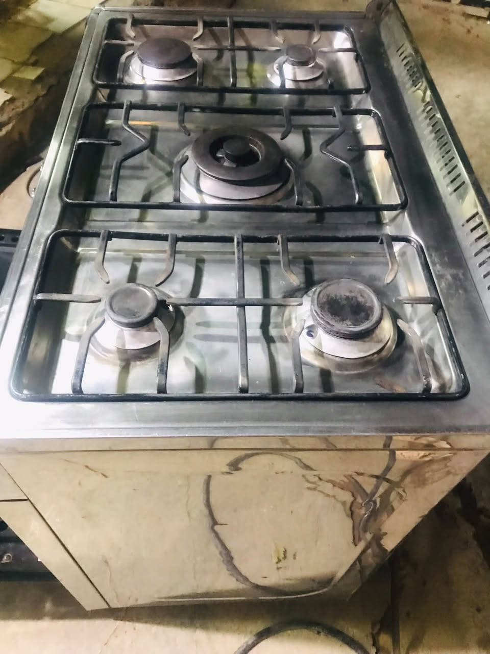 طباخ خمس مشاعل 🔥للبيع .كامل من كلشي ومابيه نقص فرن شغال ونضيف ،متواجد خاص +واتساب ***********

