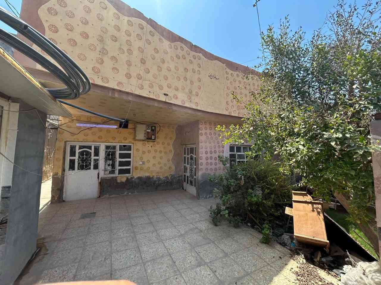 بيت للبيع مساحته ٢٠٠ متر يحتوي على استقبال+مطبخ+‏غرف عدد ٢ سعر ٦٥ وبي مجال عنواني الاصلاح قرب مدرسه عشتار رقم الهاتف ***********
