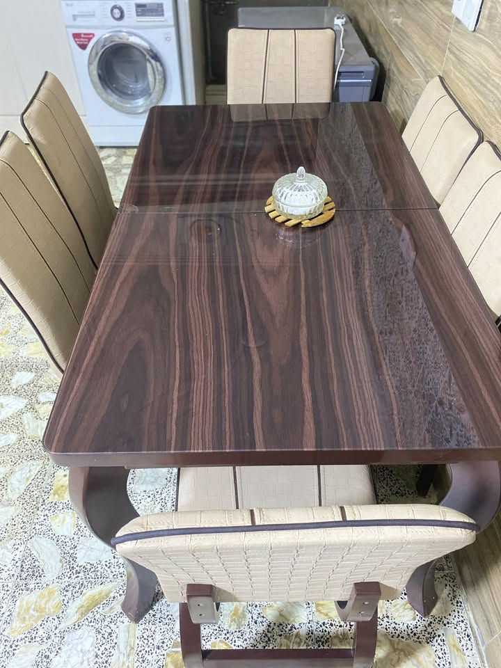 ميز طعام • سعر مناسب