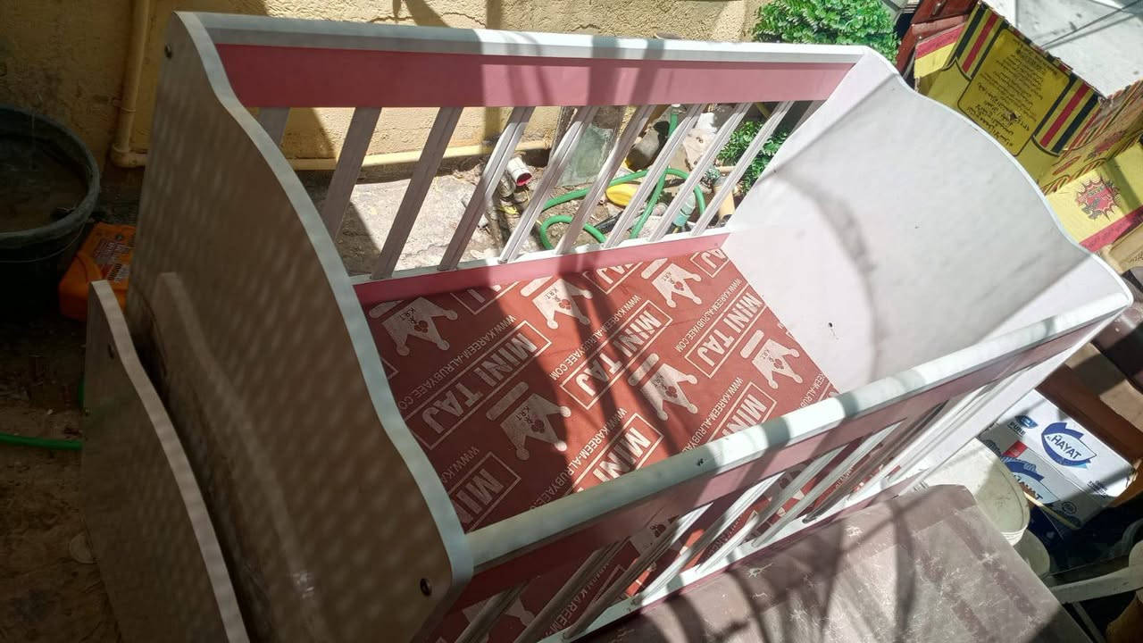 سرير اطفال هزاز نظيف ناقص مجرين فقط  و سعره ٢٥ مابي مجال
