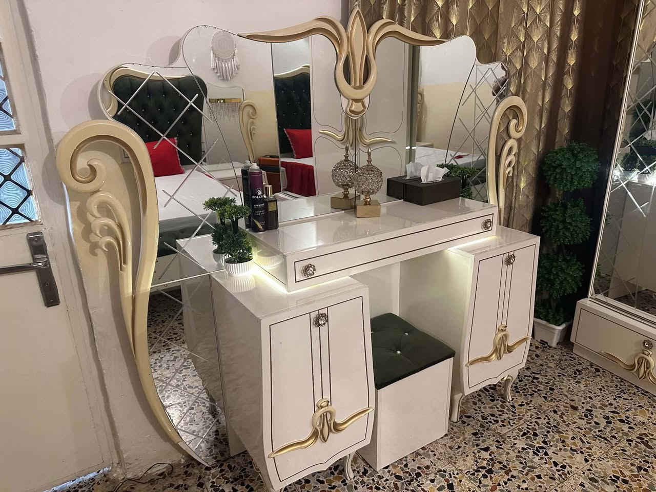 غرفة تركيه للبيع ٩قطع نظافتها ١٠٠خشبها حراري المكان بغداد اتصال عل رقم***********
