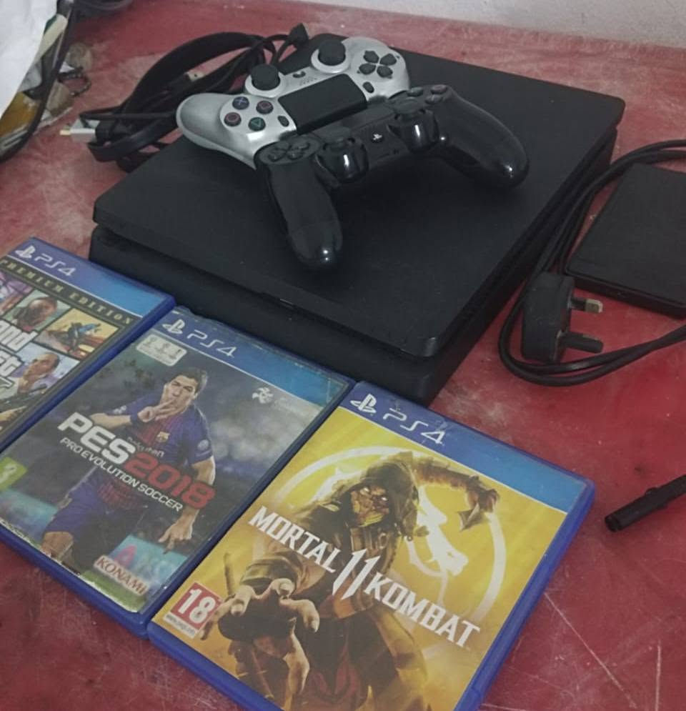 بلي فور ps4 سلم اونلاين جوستك اصلية وثانية جديدة مساحتة مع موسع تخزين 1000 كيكا 3 اقراص وياه جي تي اي وبيس 2018 وبداخله كذلك العاب فيفا وغيرها وتكدر تنزل بداخله مع كيبل شحن الجهاز نضيف ومابي اي خلل نهائياً وما مشتغل هواي السعر 325 

***********
