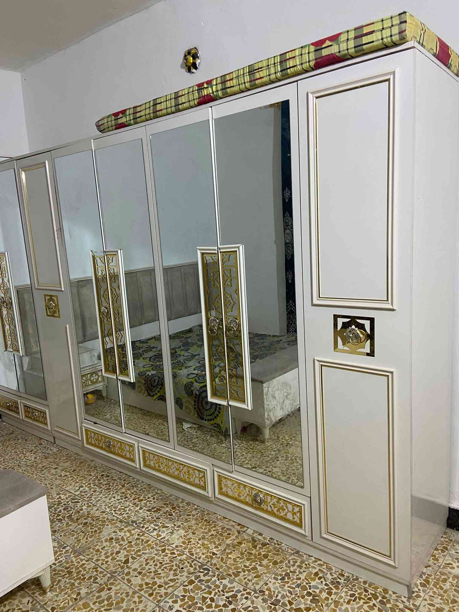 السلام عليكم يوجد اغراض بيت مستعملة نظيفة جدا غرفة نوم تركية مع تخم صالون  مع سرير طفل تركي نظيف مع كونتر مطبخ الي مهتم يراسلني فيس او واتساب *********** المحمودية حي العسكري

نص مكتوب في الصور:
- تخم صالون مع سرير طفل تركي نظيف مع كونتر مطبخ الي مهتم يراسمني فيس او واتساب *********** المحمودية حي العسكري