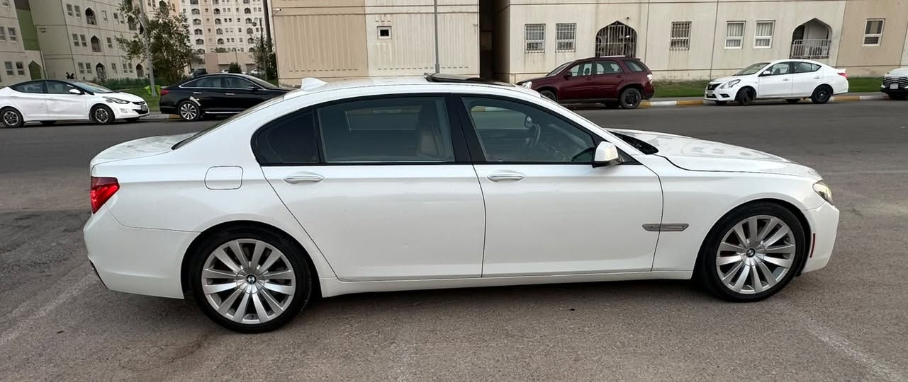 السلام عليكم
للبيع أو المراوس
BMW 750Li موديل 2012 (باب طويل)
محرك V8 قوي وأداء راقٍ، سيارة نظيفة جدًا وجاهزة للاستخدام مباشرة.
سياره وارد امريكي بيها صبغ جاملغ خلفي قبق.جنطه سونار بالمنشور 
السعر 167  ورقه 
✅ المحرك والكير مكفولات  بشرط
✅ منظومة التبريد والصدرية جديدة بالكامل
✅ لا تحتاج أي مصروف
مواصفات السيارة:
▪️ موديل: 2012
▪️ الفئة: 750Li (Long Wheel Base)
▪️ المحرك: V8
▪️ الممشى: 110 ألف كم فقط
▪️ الصبغ: 3 قطع فقط
▪️ رقم بغداد (تحويل مباشر)
مواصفات 
✨ بصمة تشغيل وبصمة دخول
✨ فتحة سقف
✨ داخلية جلد لون قرميدي فاخر
✨ مقاعد أمامية وخلفية كهربائية
✨ تدفئة وتبريد للمقاعد
✨ ستائر كهربائية
✨ شاشة كبيرة متعددة الوظائف
✨ كاميرا خلفية
✨ حساسات أمامية وخلفية
📌 مكان السيارة: بغداد – بسماية
💰 السعر المطلوب 
          167ورقة )

🔄 البيع أو المراوس 
📞 للاستفسار: ***********
