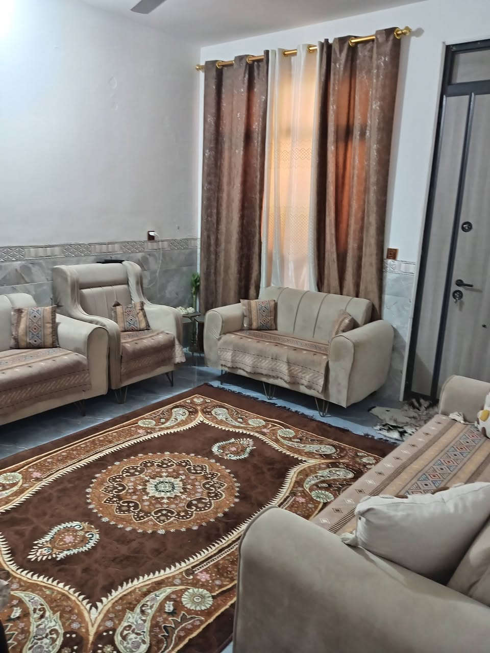 السلام عليكم بيت لبيع  واجهه ٥ متر نزال ١٢ونص يحتوي على ٣ غرف نوم مع ٢ صحيات مكانه بالمجمع البيت المميز متوفر جميع الخدمات السعر ٨٠ مليون للاستفسار ***********
