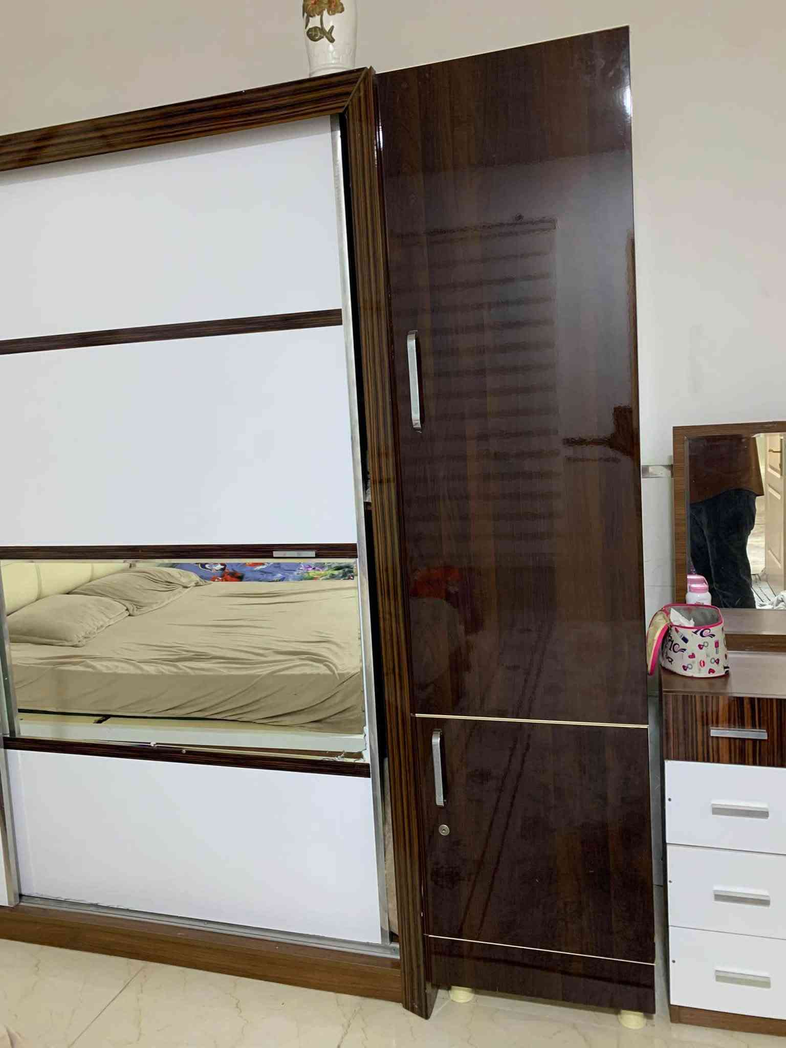 تاقم نوستن چوار پارچە
یەک تاکی دوو دەرگا 
پەردەی زێبرا
گشتی وە یەکۆ بۆ فرۆشتن ٢٥٠ هەزار 
***********
