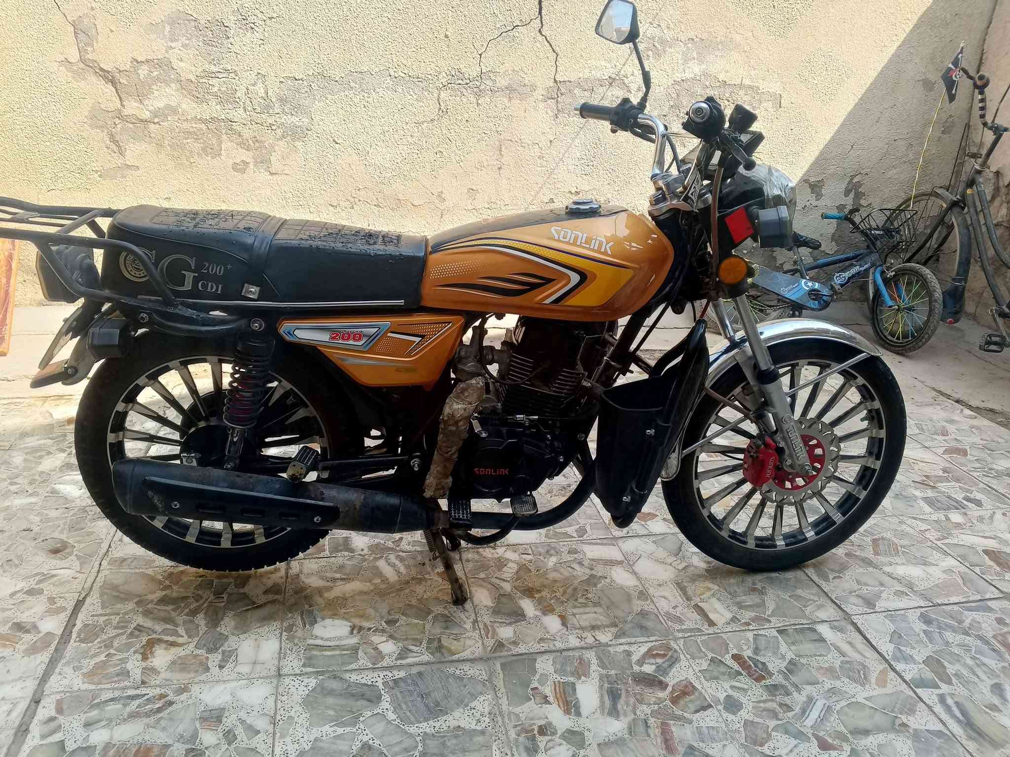 🏍️ للبيع دراجة سونك موديل 2025 
دراجة سونك 200cc موديل 2025، نظيفة ومرتبة وحالتها جيدة جداً، مثل ما واضح بالصور  واوراق منفيس كارتون موجوده ومكاتبه شراء موجوده ومكفوله ✨

🔸 موديل: 2025
🔸 المحرك: 200cc
🔸 تشغيل وأداء جيد
تخم تايرات جديد قبل شهر شديتهن 
🔸 الدراجة جاهزة للاستخدام
الدراجه فقط بيها ملاحظات 
المازده طاكه من جهة وحده بس طبيعي تشتغل عالي ناصي اشاره وميحتاج تبدلها 
والكير مال نمره الي يرجع طاك بس ميحتاج تبديل لان نمره سهله وطبيعي وتبديلها ميكلف ١٠ بس 
والدراجة مبدل الها كازكيت فقط كازكيت فقط 

💰 السعر: [650 الف] وبيها مجال للشراي 

📍 الموقع: سبع البور – ال4000
📞 للتواصل: [***********]
