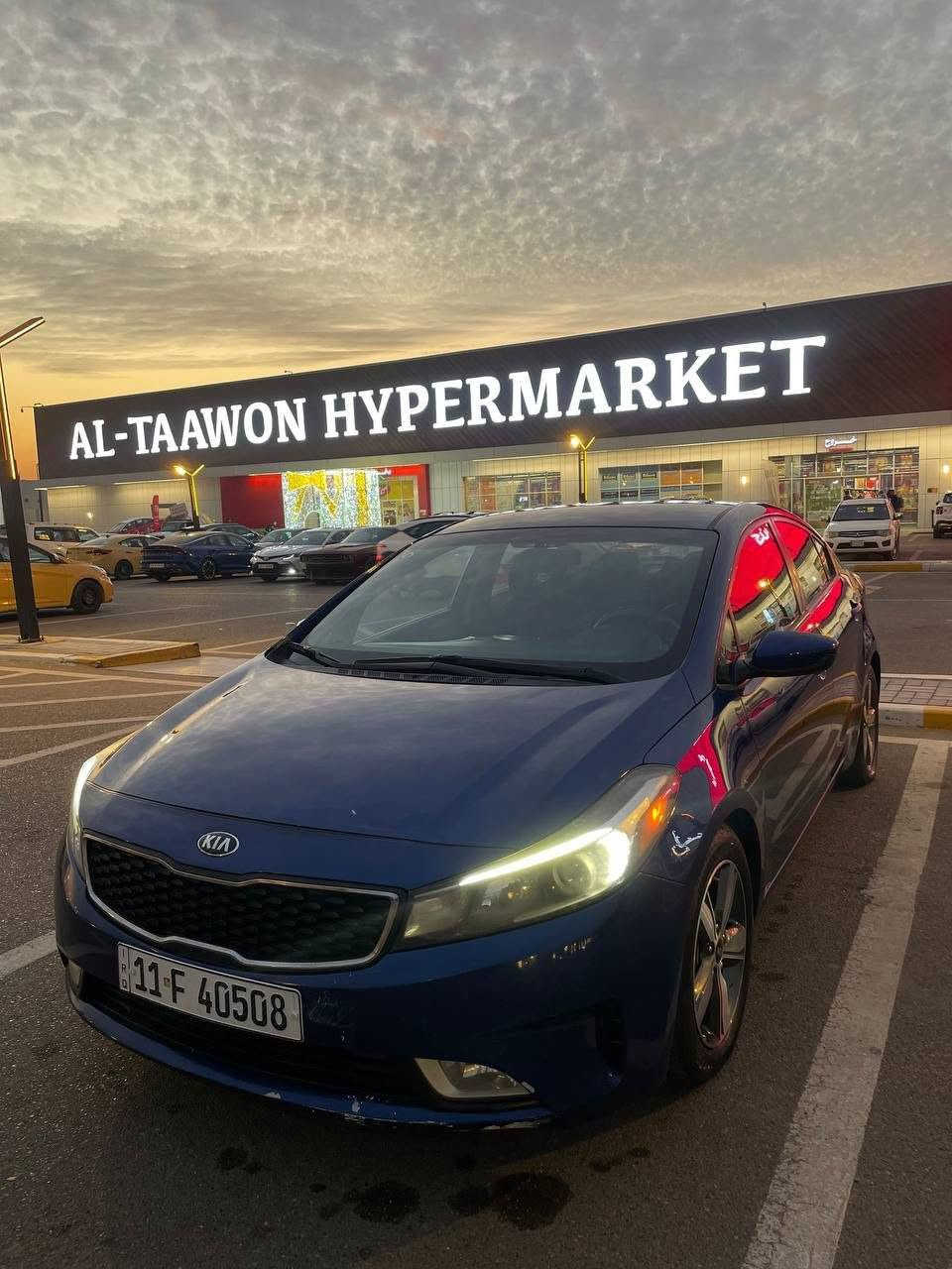 كيا فورتي (Kia Forte) موديل 2018 - للبيع
​للبيع سيارة كيا فورتي موديل 2018  لون جويتي مميز، السيارة بحالة ممتازة وجاهزة للاستخدام بدون أي مصاريف إضافية.
ماشيه 70 الف ميل
​مواصفات ومميزات السيارة:
ثلاث انظمه قياده ايكو،نورمل،سبورت.مثبت سرعه 
​الموديل والمحرك: موديل 2018، محرك 2.0L دوش نشط واقتصادي جداً بالبنزين. كير at المرغوب
​المواصفات: مواصفات كندية، شاشة لمس  مع تحكم كامل جهتين بالستيرن، تدفئه كشنات، كشافات أماميّة، وحاجب لد 
​الداخلية: دواخل السيارة نظيفة جداً بحالة الشركة، تدفئة وتبريد ثلج🥶
​الرقم: رقم بغداد مميز حلو بأسمي التحويل ثاني يوم 
​مكان المعاينة: بغداد الكرخ (الري)
​للتواصل والاستفسار: الاتصال على الرقم (***********) واتساب
