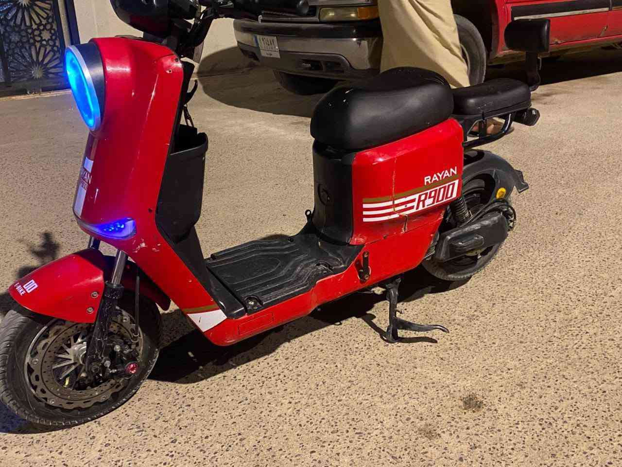 سلام عليكم R900
بطاريات هستوه شادهن 2026 صرفيه شحن انسه 32 امبير
نضام بك R
سويج واحد وياها 
دراجه كفراته تعبانه فقط 
ملف بطاريات عقل سرعه كلهن اكفلهن دراجه نشطه
سعر 425 وبيه مجال قليل حك الجيه 
***********
