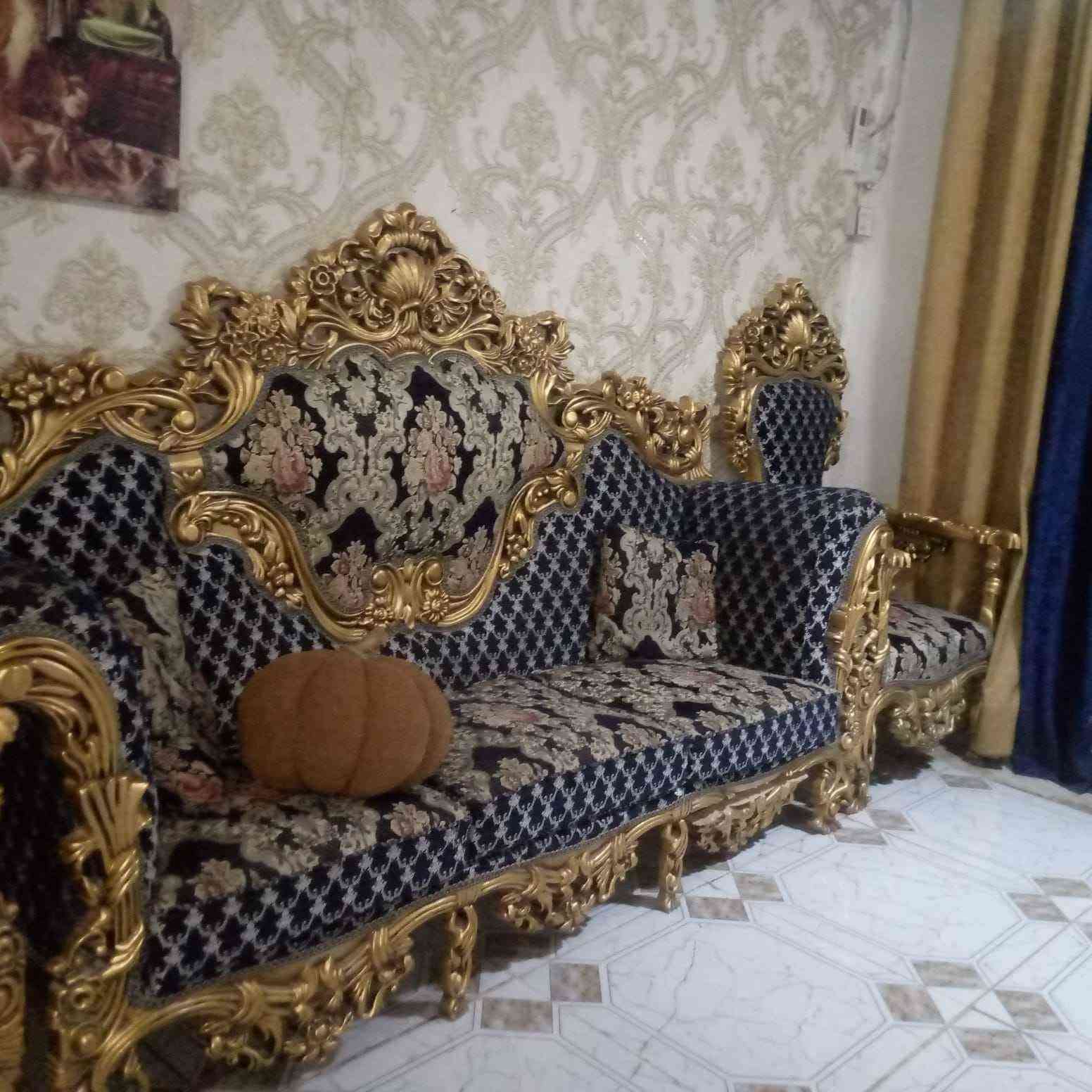 الهيكل: خشب ذهبي محفور بزخارف فخمة.
​القماش: مشجر باللونين الكحلي والذهبي.
مناسب الاستقبال أنيق
الرقم :- ***********
السعر :- 750 ديوانية, القادسية
