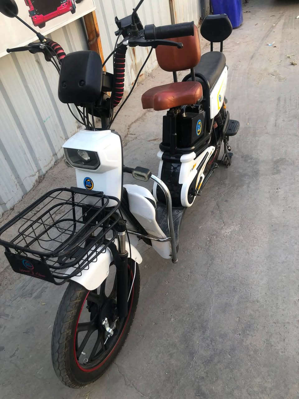 السلام عليكم 
دراجة شحن موديل 2026
للبيع استخدام قليل 
⚡ المحرك: 500 واط.
🔋 البطارية: 48 فولت (20 أمبير).
🚀 السرعة القصوى: 35-40كم/ساعة.
🛣️ مدى السير: 35كم بالشحنة الواحدة (حسب والوزن). �
شفق نيوز +١
تشغيل بصمة وسويج
⏱️ زمن الشحن: 5–8 ساعات. �
⚖️ حمولة قصوى: حوالي 150 كغ.
🪑 مزودة بمقعد خلفي وسلة أمامية، مناسبة للمشاوير اليومية.
للتواصل ماسنجر او واتساب 
***********
مكاني حي القاهرة
