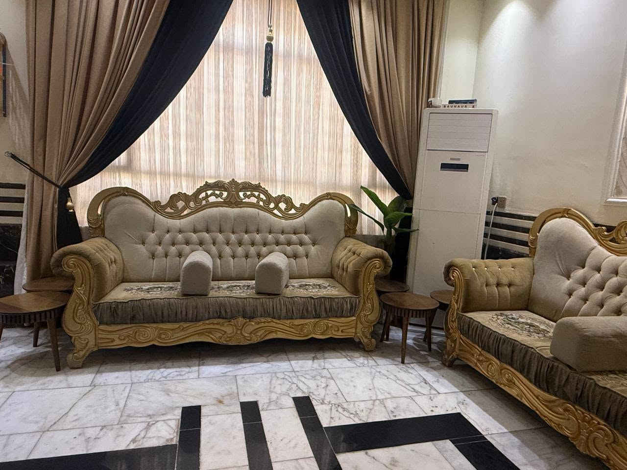 السلام عليكم يتوفر لدينا تخم للبيع للبيع كلش نظيف اي ضرر ما بي السعر مليون وبي مجال العنوان بغداد حي الجهاد قرب السوق العدد ست مقاعد سعر كلش مناسب الاستفسار او الاتصال على الرقم واتساب***********
