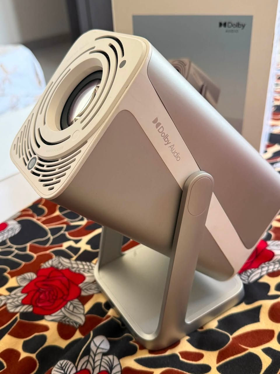 � للبيع: TOPTRO TP1 Smart Projector الأصلي 🔥

حوّل أي غرفة إلى سينما منزلية حقيقية مع جهاز TOPTRO TP1 الذكي، بتصميم أنيق وأداء ممتاز.

✅ المواصفات:
🎬 دقة عرض Native Full HD 1080P
🎬 يدعم تشغيل محتوى 4K
📺 نظام ذكي (Smart System)
❤️ Netflix الرسمي مدمج داخل الجهاز
▶️ YouTube
🎥 Prime Video
🌐 متصفح إنترنت
📶 Wi-Fi 6 فائق السرعة
🔵 Bluetooth 5.2
🔊 Dolby Audio لصوت نقي وغامر
🎯 Auto Focus (تركيز تلقائي)
📐 تصحيح تلقائي للصورة (Keystone)
🖥️ شاشة عرض تصل إلى أكثر من 150 بوصة
💡 صورة واضحة وألوان جميلة حتى على الجدار الأبيض.

✅ مناسب لـ:

* الأفلام والمسلسلات
* مباريات كرة القدم
* الألعاب (PS5 / Xbox)
* العروض التقديمية
* الاستخدام المنزلي واليومي

📦 حالة الجهاز: نظيف جداً مع العلبة الأصلية وجاهز للاستخدام.

📍 الموقع: أربيل

📩 للاستفسار أو الشراء راسلني على الخاص.
او على الواتساب ***********
