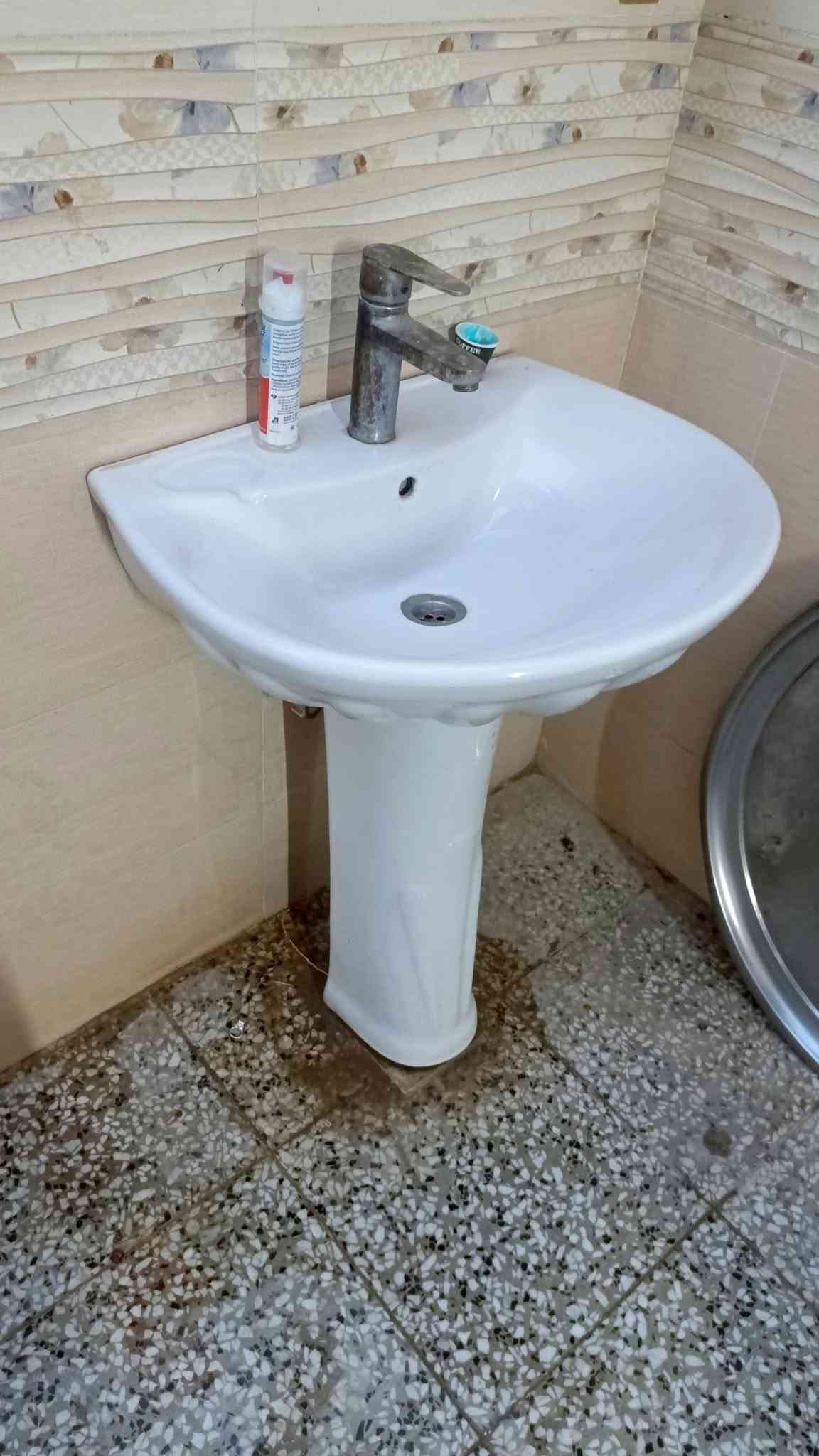 مغاسل نظيفة جداً للبيع لبيها تراب ما مستخدمه اصلا
