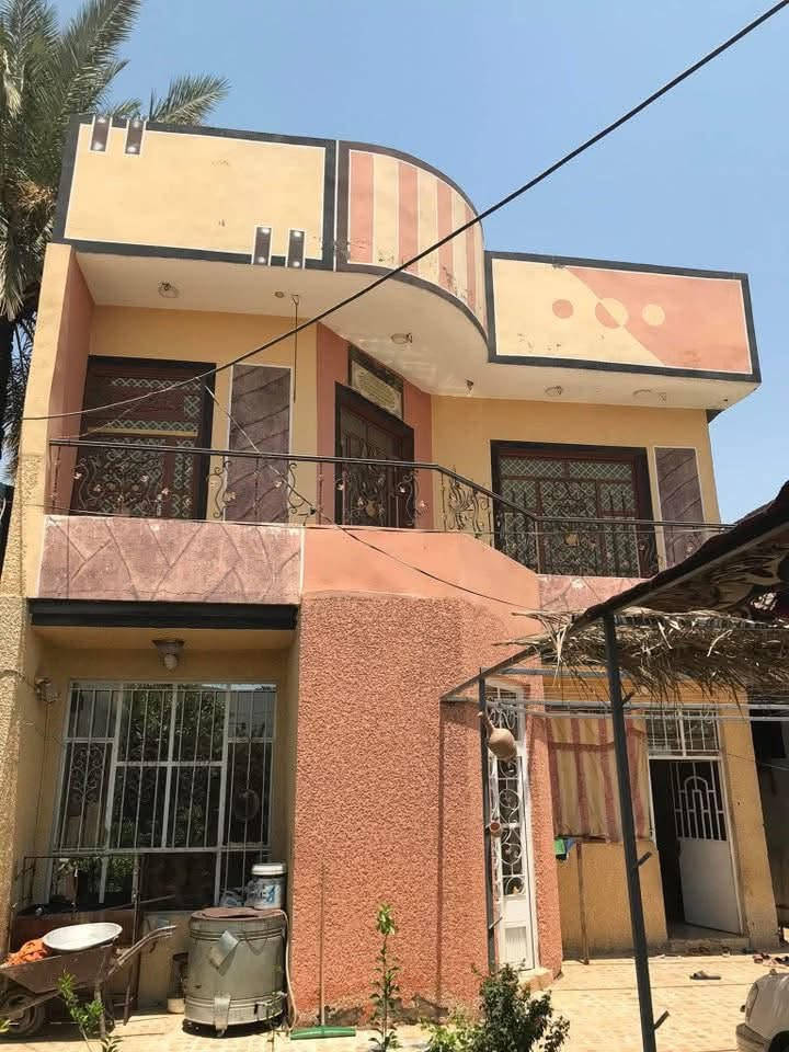 السلام عليكم بيت للبيع ٣٠٠ ملك صرف طابقين يحتوي على ٣غرف نوم وصاله ٢واستقبال ومطبخ عدد ٢ او مراوس حسب القناعه بعقوبة مقابل الطرق والجسور شارع ٢٠ ينتهي ب١٠ م خدمات تبليط ماء كهرباء مدارس ومسجد *********** يرهم قسط
