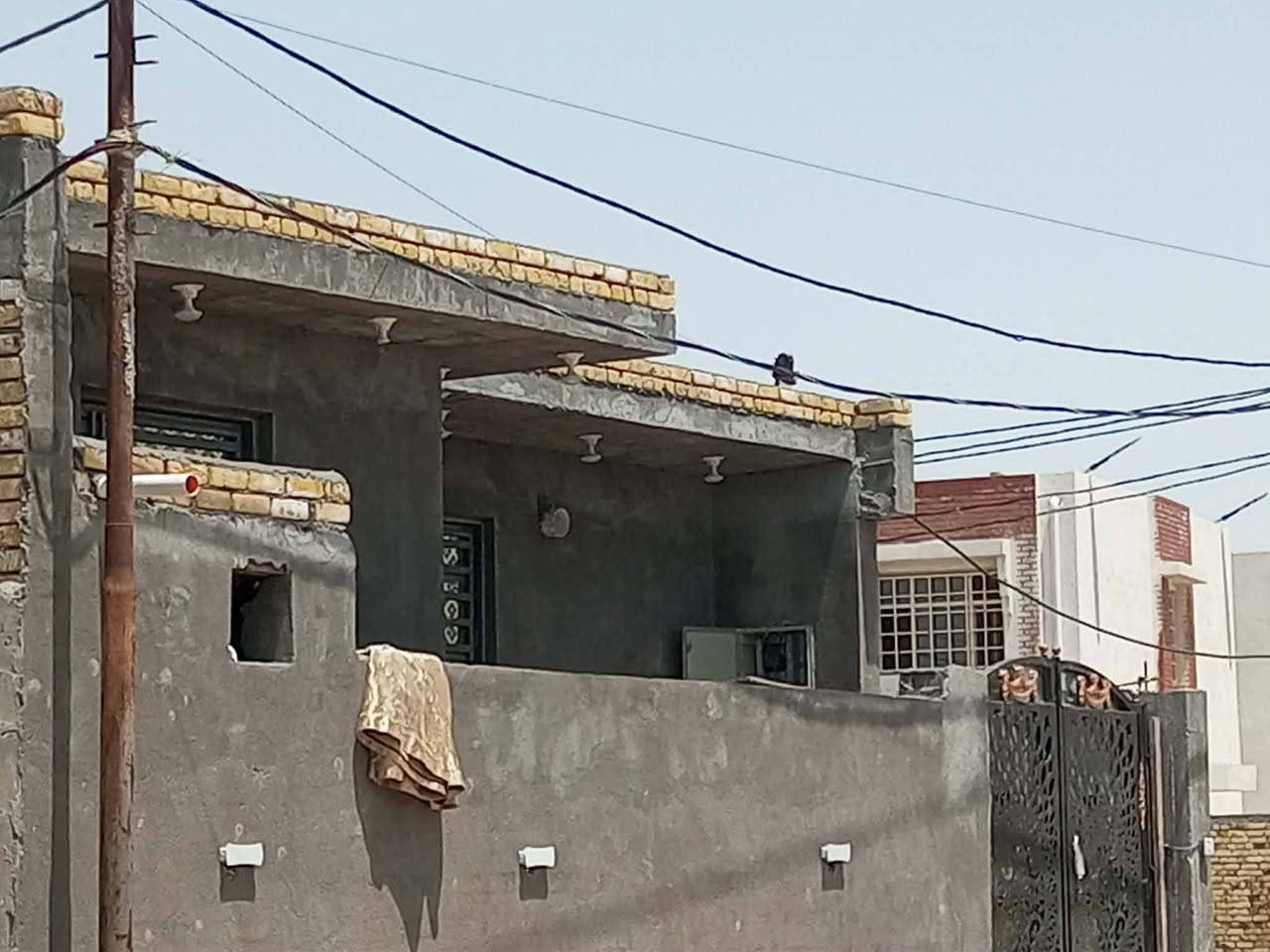 بيت زراعي شغل درجة اولى للبيع 

📍 الموقع : الناصرية - الصخيين - قرب مدرسة الكسائي الابتدائية للبنات
موقع  هادئ وقريب على كل الخدمات والمدارس

📐 التفاصيل:
المساحة: 175 متر
البناء: طابوق درجة اولى - السقف كونكريت مسلح
الغرف: غرفتين نوم + صالة واسعة + ديوانية + مطبخ
الصحيات: داخلية + خارجية 
الخدمات: كهرباء كاملة + ماء اسالة + مدارس واسواق

💡 الميزة: البيت يحتاج فقط مخمر وسيراميك 
تريد انا أكمله أو انزل من السعر

💰 السعر: 65 مليون دينار 
قابل للتفاوض البسيط للشراي الصدك والجاد

 👇
للتواصل مباشر: ***********
او مراسلت الصفحة
