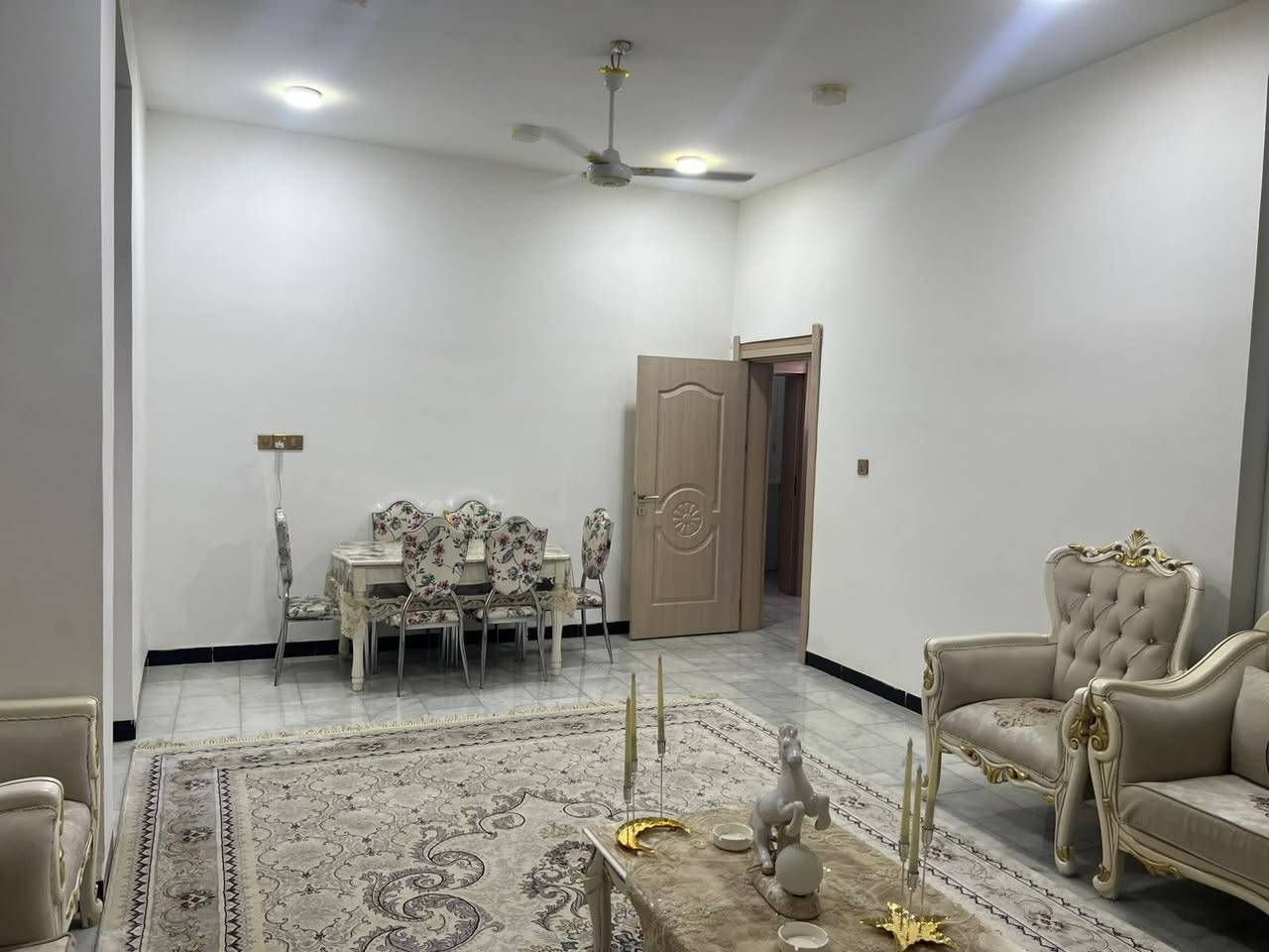 من يبحث علي الهدوء 
للبيع : دار طابو صرف طابقين موقع مميز!
الموقع : بابل حي البكرلي قرب نفق البكرلي 
الثقة أساس البيع و المعاينة خير دليل
​نقدم لكم فرصة سكنية استثنائية أرقى مكان في مركز الحله تصميم منفذ باحترافية عالية المواد مستخدمة من الدرجة الأولي البيت ينباع علي المكشوف والي جاد بالشراء يجب مهندس ويه حتى يعاين البناء ويتأكد من جودة التنفيذ 
تاريخ البناء : سنه 23
السعر : خاص
​المساحة البيت : (205)م  واجهة (12)نزال (17 ) 
جنس العقار : طابو صرف تحويل مباشر 
​الموقع:هادئ ومناسب وغني عن التعريف 
محتويات البيت:
طابق الأرضي : مرمر تركي درجه اولي كراج سياره حديقه ستقبال كبير  صاله غرفه   نوم مجمع حمامات مناور   مطبخ كبير حار وبارد علمن الكاونتر هديه ويه البيت مصمم بس الكاونتر سعره 8 مليون هديه للمشتري 🥰
طابق ثاني يحتوي علي 
ارضيه بورسلين درجه اولي ثلاث غرف نوم كبيره مجمع حمامات كبير بيتونه كبيره 
​الخدمات: كافة متوفرة بالكامل (ماء، كهرباء، خط مولده ذهبي مجاري صرف صحي شارع تبليط 
​وثائق القانونية: تحويل مباشر بسم المشتري 
نحن نضع خبرتنا في خدمتكم لتأمين السكن الأمثل.
​📞 للاستفسار والحجز، يرجى الاتصال أو المراسلة عبر الواتساب 
***********
​سارعوا بالحجز، فالفرص المميزة لا تنتظر!
