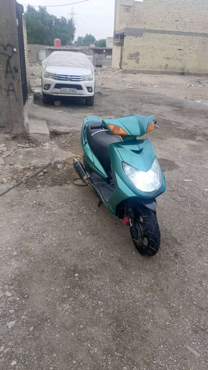 سلام عليكم
سكنس فحل 
طلاعات 
كلجات رياضي 
الامامي ابو دولار 
ولخلفي Rs
صالنصه رياضي حلكين دبل بوشه TM مال تي ماكس
دراجه شلعه معدل طياره
مكينه مكفوله ممفتوحه
كهربائيات كلها شغاله
منضومه زنون
دشبول شغال
فراك بريك رياضي
زوج تايرات جلاتين 
سعرها 550وبيها مجال
مكان الغزاليه
***********
***********

نص مكتوب في الصور:
- علاوي الملك