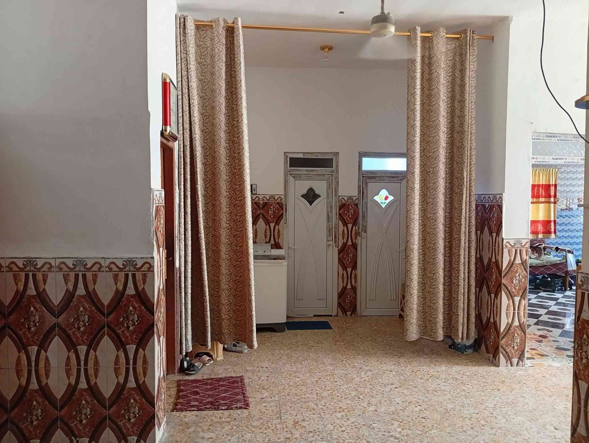 أبو الخصيب منطقة أعويسيان***********
بيت للبيع 
المساحة ٢٤٠
طابقين الرضي كامل 
والطابق الثاني هيكل 
ديوانيه ٦×٤....المطبخ ٤×٥
الهول الموزع ٧×٥
صحيات .....غرفتين ٥×٤
حديقه ١٢×٤
طابو زراعي .عراقي 
الرقم الأستفسار ***********
منطقة عويسيان ...قرب معمل بلوك الكوفه

نص مكتوب في الصور:
- ***********
