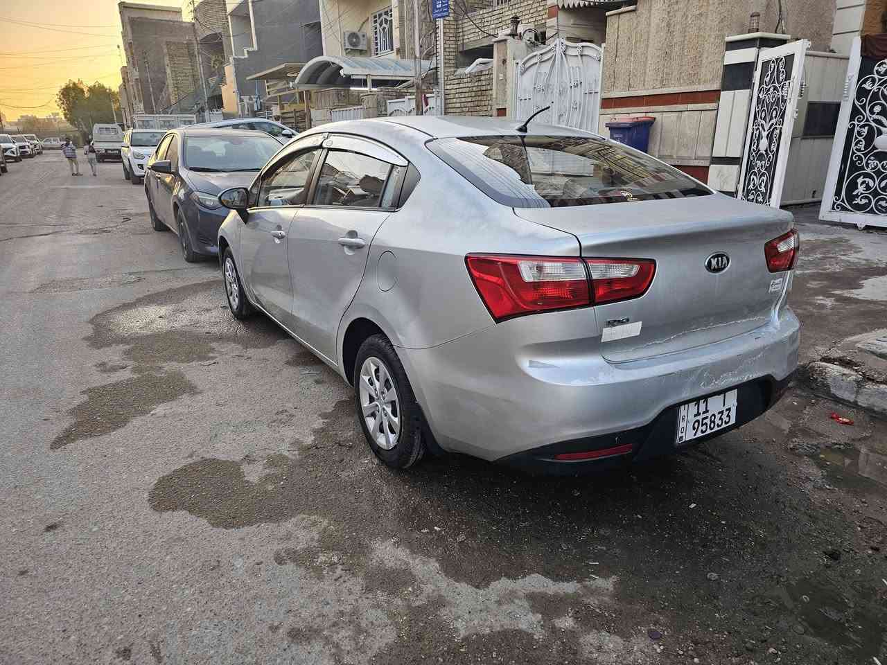 كيا ريو 15 خليجي
1600دوش قطرتين 
مكفوله عده جاملغ الخلفي نصه والباب خلف السايق صبغ يعني قطعه ونص سياره جاهزه ونظيفه
ماشيه 122الف كيلو 
سياره بيها جراد صبغها الاصلي 
السعر 83 وبيها مجال للشراي 
*********** واتساب
