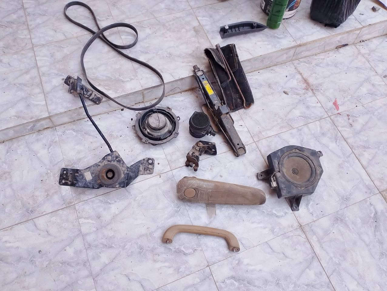 السلام عليكم
غراض استاركس للبيع
بكره السعر 40
ارفيو 25
شفتات زوج 200
سماعات زوج 10
دوشمه 90
جك ويل صبانه35
ذراع وسطي مالت باب سلايت مدكوكله بوربرينات حديد 25
تكيه مالت سايق ويده 20
سيبايه نجفيه 50
جميع الأغراض نضيفه وشرط الشغل
العنوان الناصريه الغراف رقم الموبايل
***********
