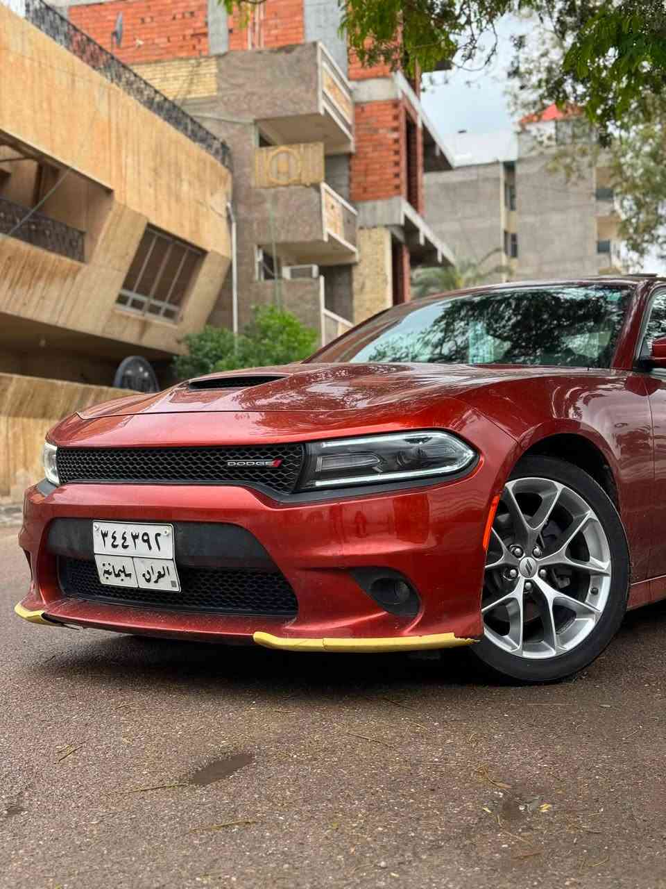 سلام عليكم   دوج جارجر GT خليجي شركت ‏ هالم كفاله عامه
موديل 2021 
لون مميز مشمشي 🧡 
ماشيه 120 الف كيلو متر  🔙
فتحه 
بصمت ابواب
شاشه كبيره
تتشغيل عن بعد 💨
سماعات الباين 💣
فتحت سقف 
كشنات جلد 🐺
رادار خلفي امامي 📡
كامره خلفيه 
وبعد بيها خير من الله موصفات ♥️. 
رقم سلمانيه ما ساقط ارقم السياره عله ايد وحده ول سياره احله  من الصور  بسمي تحويل مباشر  وول سياره ما نقصها اي شي مكان الساره ديالى جلولاء وبيكم خير وتدللون (*********** ) سعر السياره  (.  32. )  الف دولار
