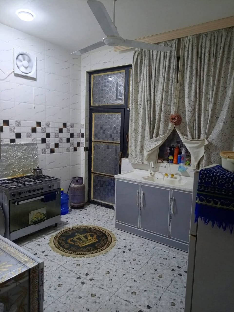 بيت مساحه 208 متر بناء حديث طابوك سنت 25 عرض الشارع 8 متر بيوت كله حديثه يبعد عن الشارع العام 200متر طابو زراعي سند 25 باسم صاحب البيت  تحويل مباش للمشتري حله سيف سعد مقابل شارع المشجر خلف اسواق حجي جميل  السعر 90بي مجال ***********
