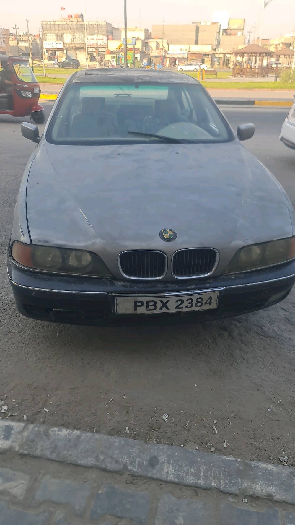 سيارة BMW صقر للبيع رقم بصرة موديل ١٩٩٧ على وضعها مكينة محورة ٣٠٠٠ سعرها ١٨ ورقة وبيها مجال مو شراي لا تتصل ولا توصل اغراضها موجودات اربد اصبغها