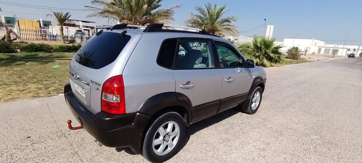 السلام عليكم
للبيع هونداي توسان 2005

محرك وگير مكفولات 

6سلندر 

دفع رباعي 4×4

مثبت سرعه 

كامره خلفيه 

كشنات تدفئه 

تبريد ثلج وبعد معروفه مواصفات ال 6سلندر 

بيهه فقط صبغ بنيد بدون حادث وبدون كلشي بأسمي 

السعر 95 وبيهه مجال 
للاستفسار ***********
